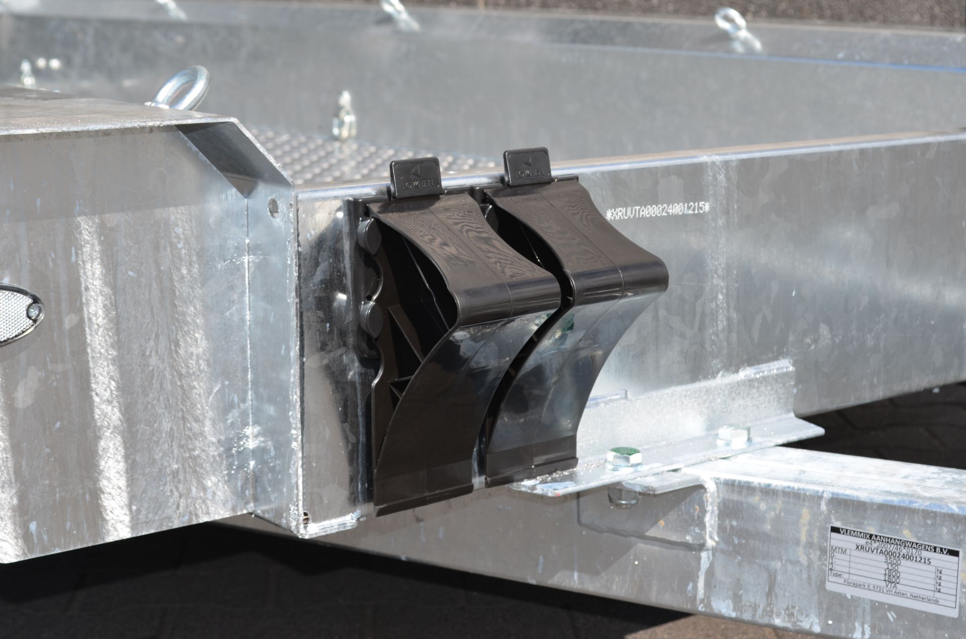 Cales de roue installées sur une remorque porte-engin Vlemmix